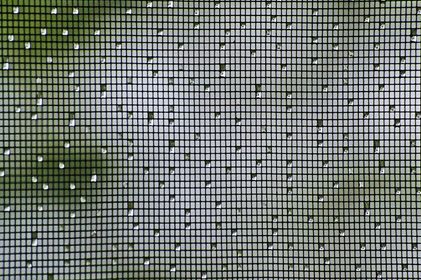Une fenêtre avec moustiquaire et volet roulant